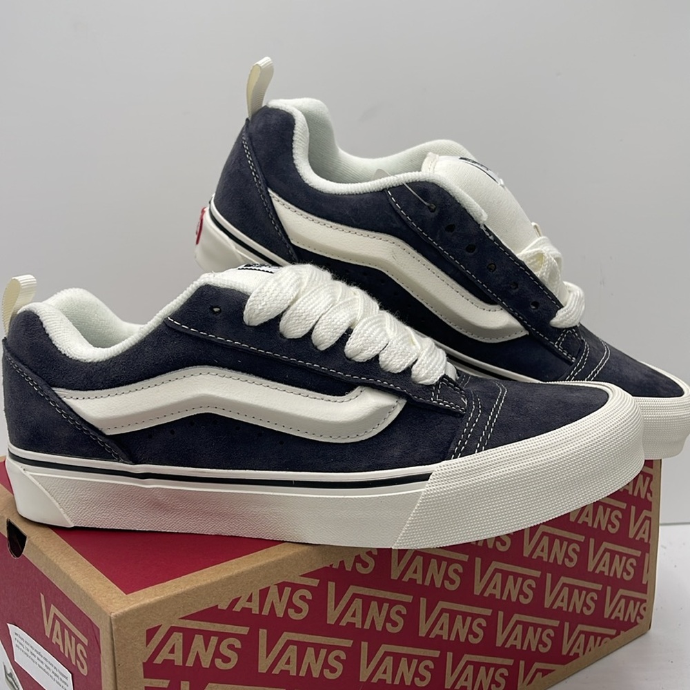 Vans WMNS Gray and White Sneakers Knu Skool
Pig Suede Gray
VN000CS0BGF - Picture 9 of 16